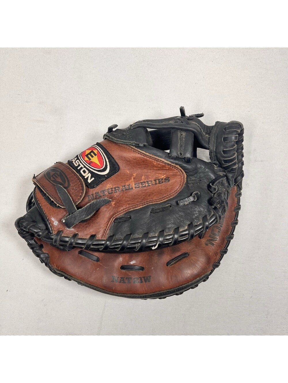 Easton NAT21W 34” Women’s Broken In Fastpitch Softball Catchers Mitt Right Throw
